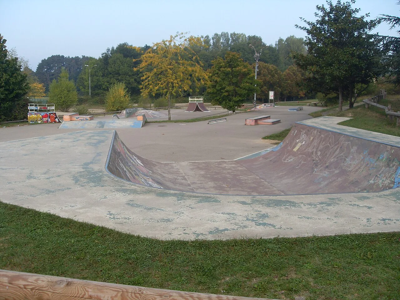 Skatepark du Ensemble Sportif Perredières, Villefontaine · prise de vue 2017-09-27