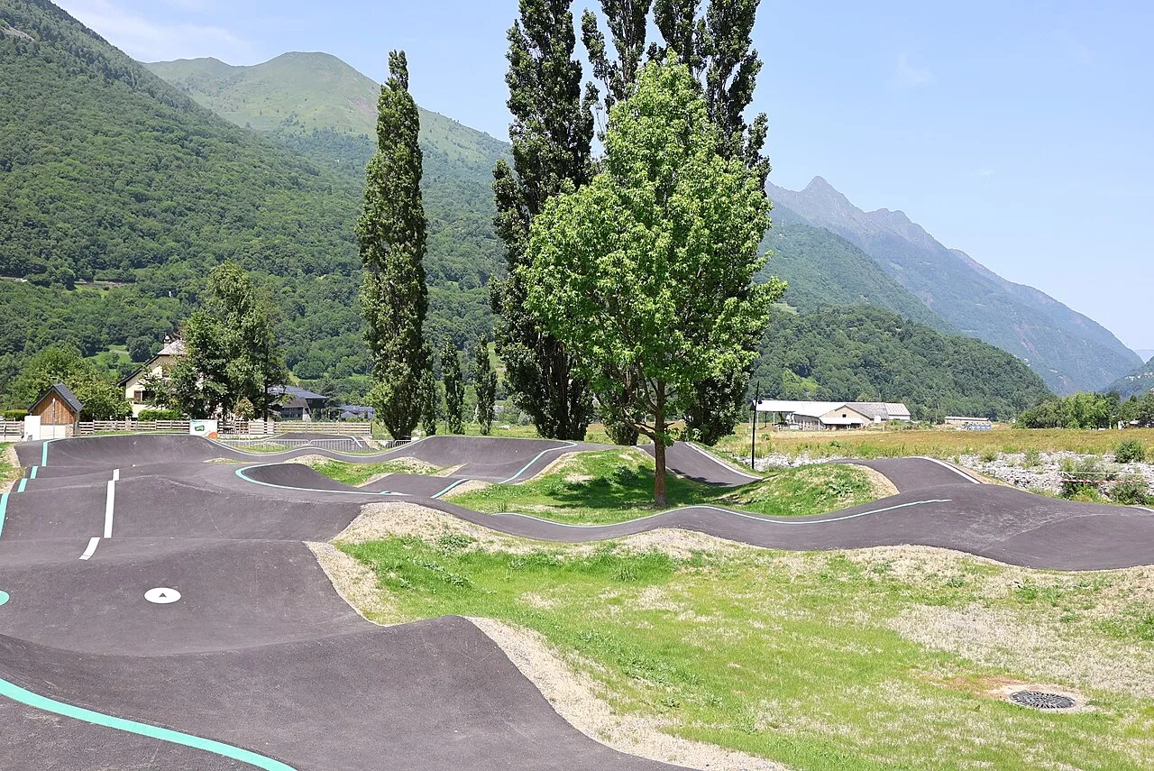 Pumptrack de Luz-Saint-Sauveur, Luz-Saint-Sauveur · prise de vue 2025-06-10 11:41:51